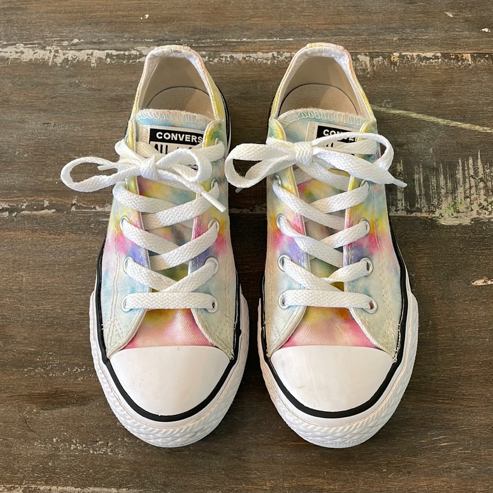 Converse all stars chuck taylors. Girls size 1. Tie dye.
